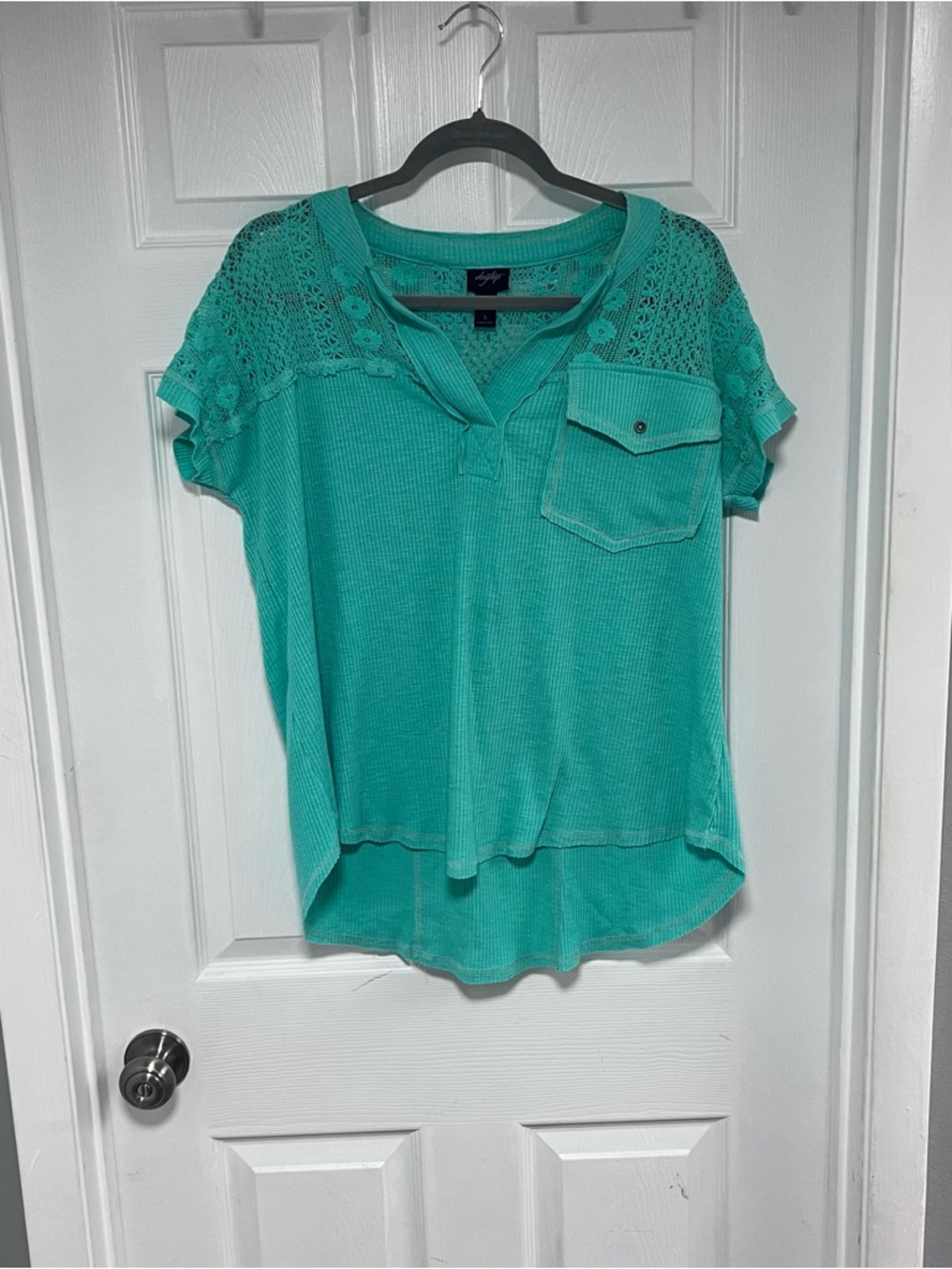 Daytrip Teal Crochet-Shoulder Pocket Tee Size S